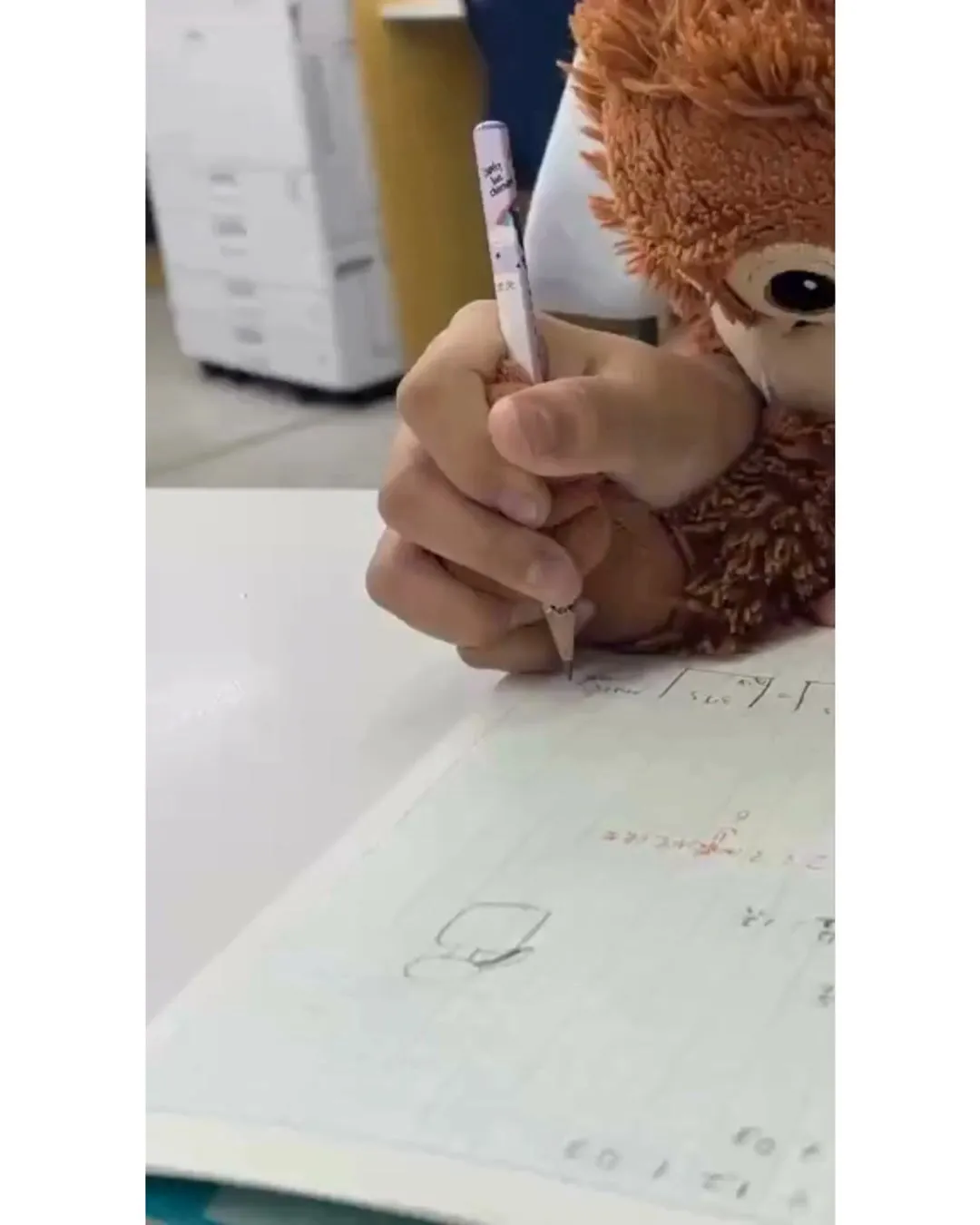 お猿くんが生徒と一緒に問題に取り組んでいます☺️
